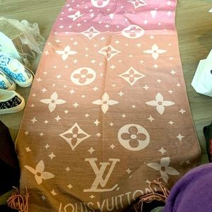 Lv monogram Large lv one side, small lv other side